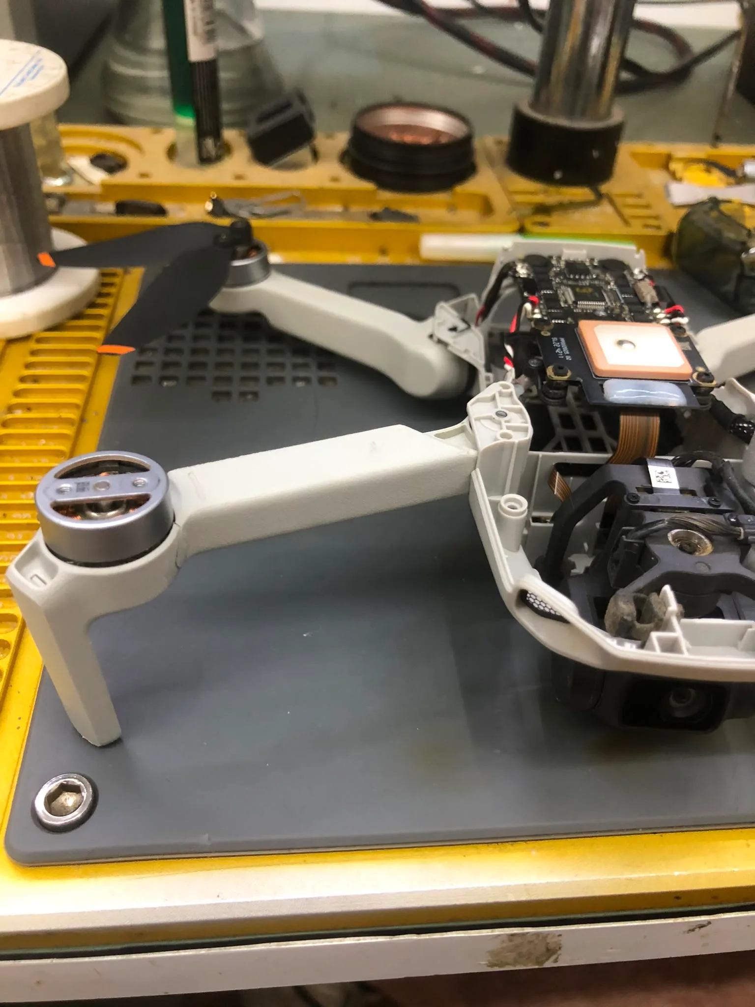 DJI Mini 2 SE kol onarımı atölye fotoğrafı