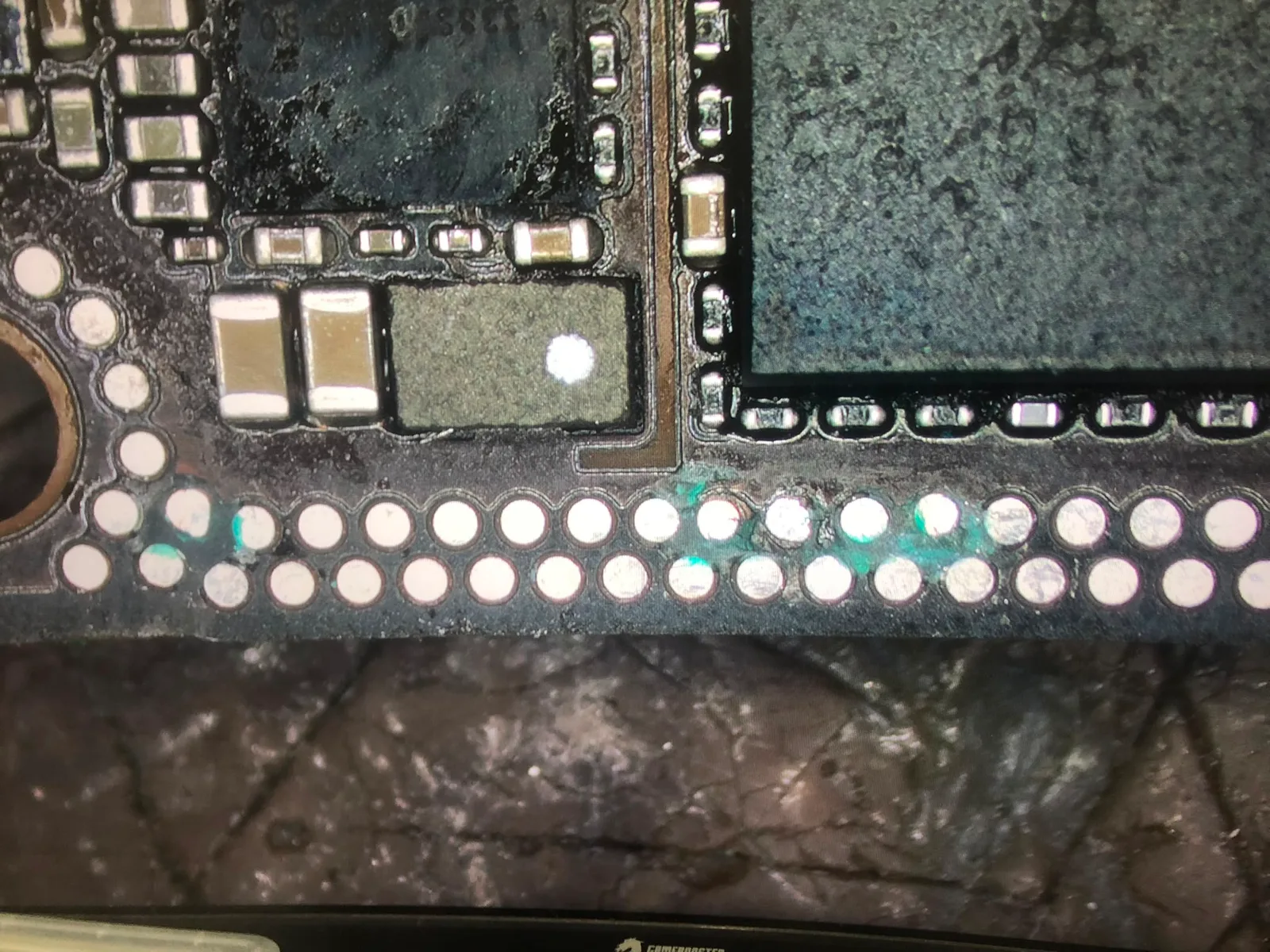 iPhone 11 anakart tamiri sırasında atölyede çekilen fotoğraf