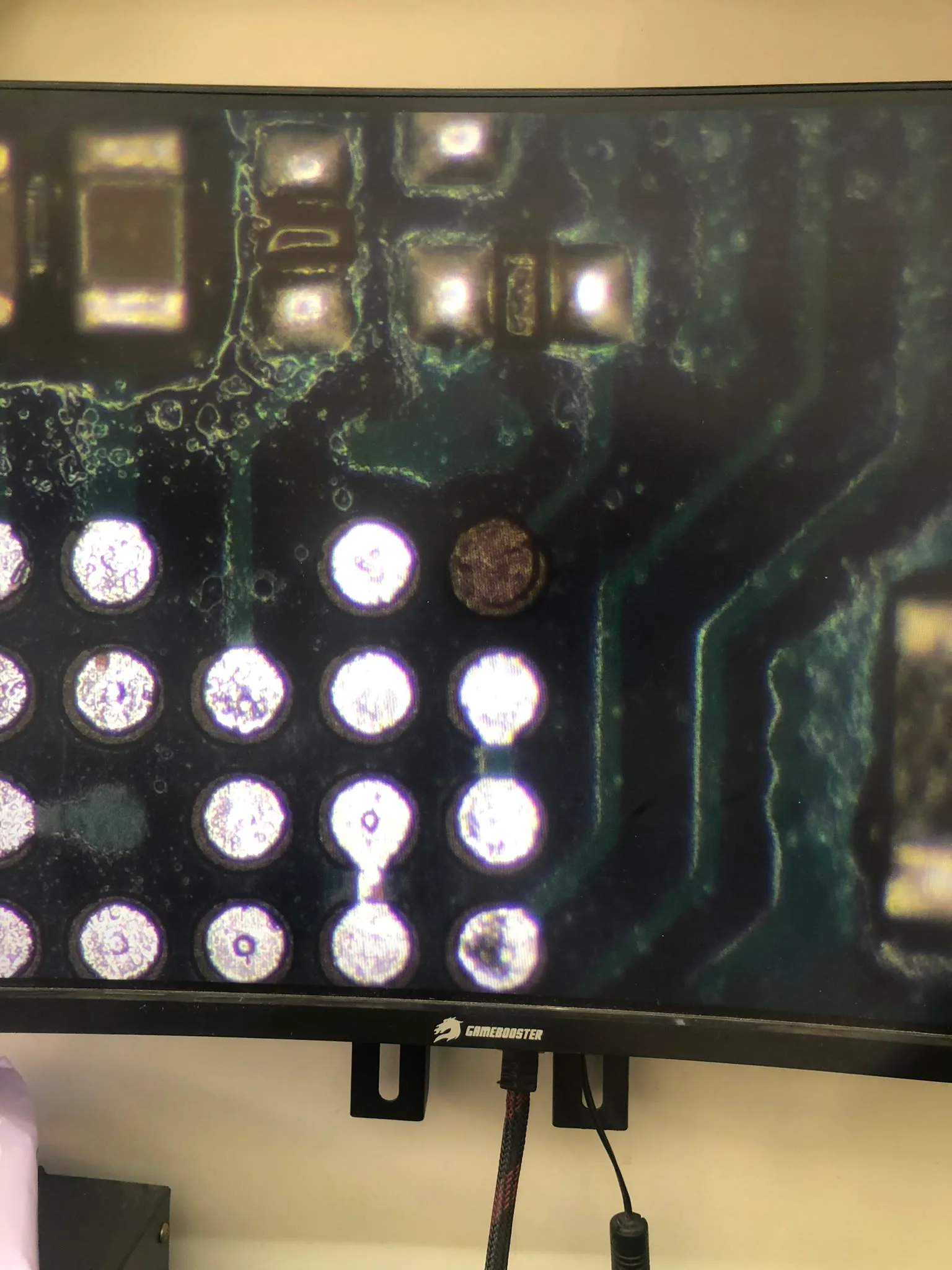 Samsung A02 şebeke çipi altındaki kopuk yol yakın görüntüsü