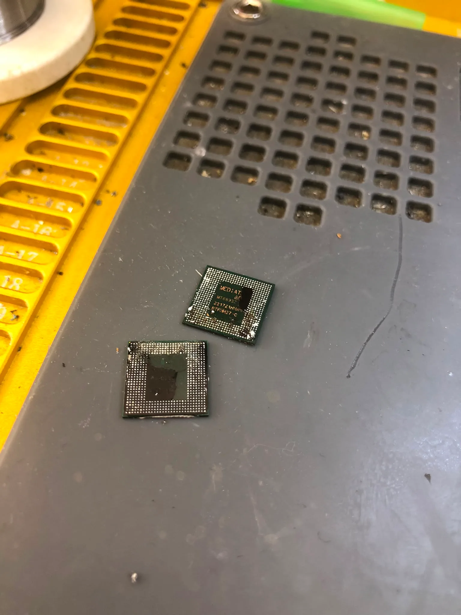 Tecno Camon 20’den sökülen işlemci ve bellek çipleri